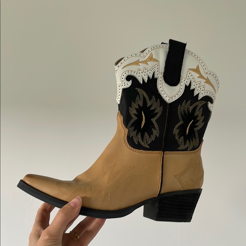Women's Western Tan and Black Boots